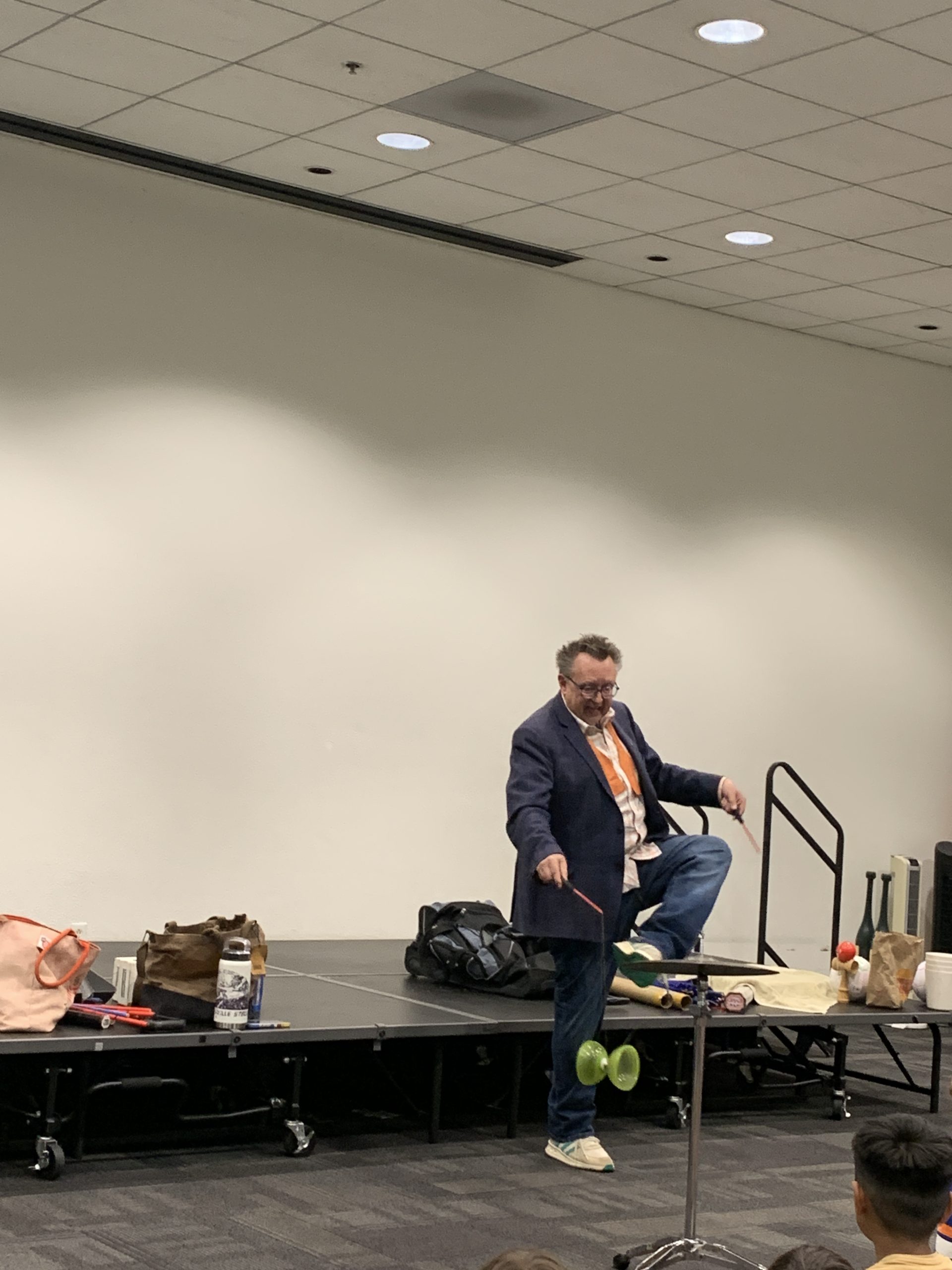 Comedic juggler performs at the Vista Library