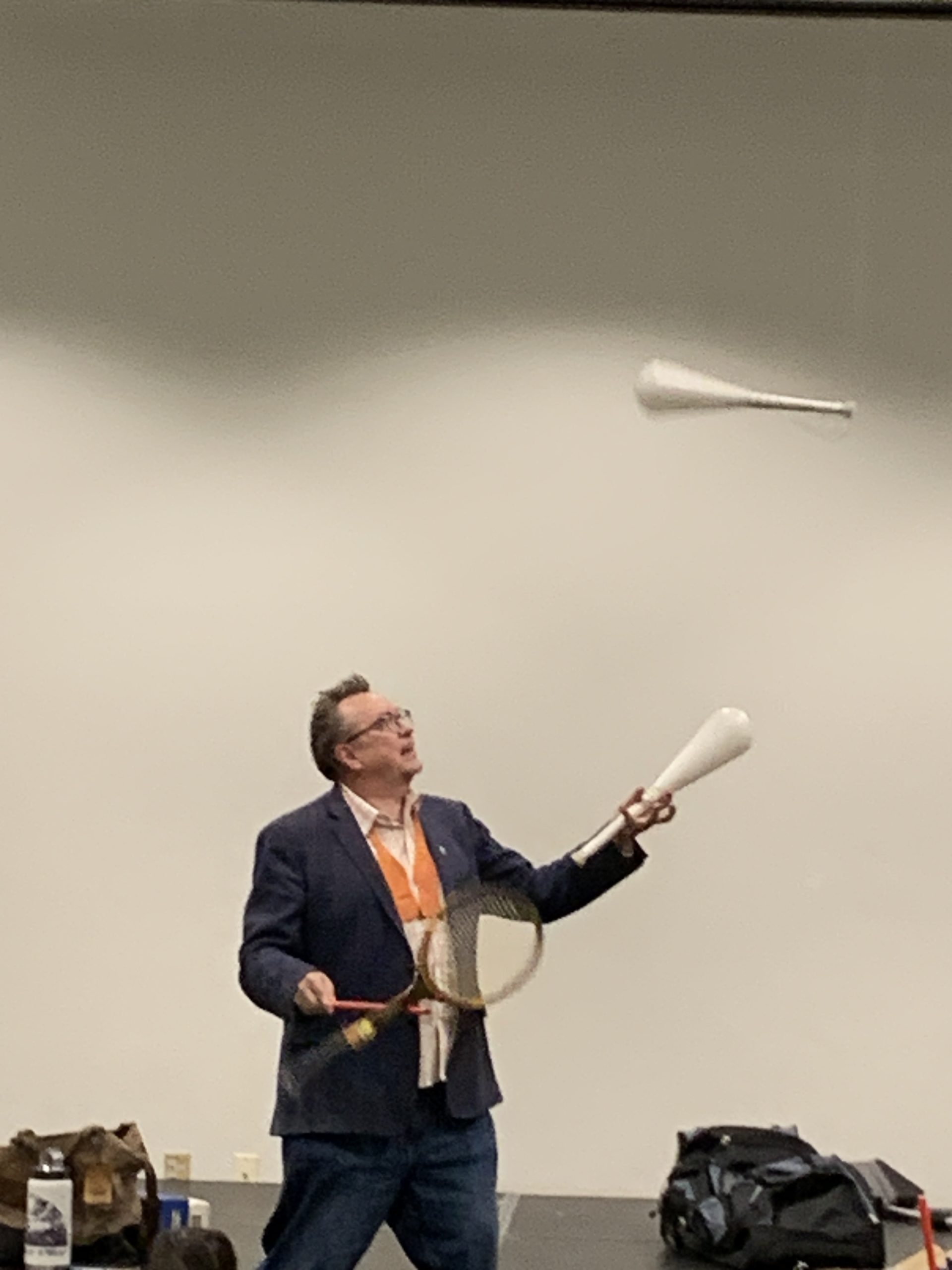 Comedic juggler performs at the Vista Library