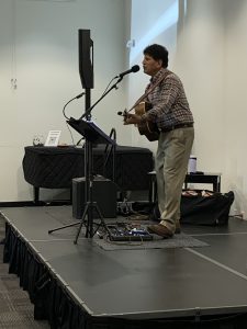 Vic Moraga performing Americana at the Vista library
