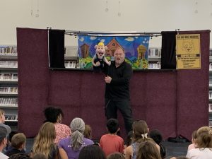 Puppet show at the Vista library
