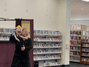 Puppet show at the Vista library